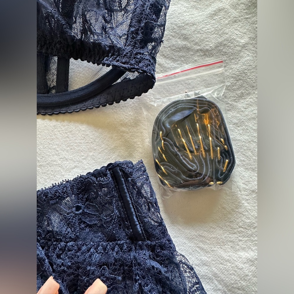 NWT Agent Provocateur Rozlyn Navy Balconette and Garter Thong Set 38E & 6 Rare - Picture 15 of 17